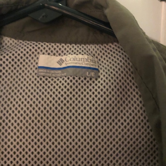 Columbia pfg with Omni shade sage button down L - Picture 5 of 8